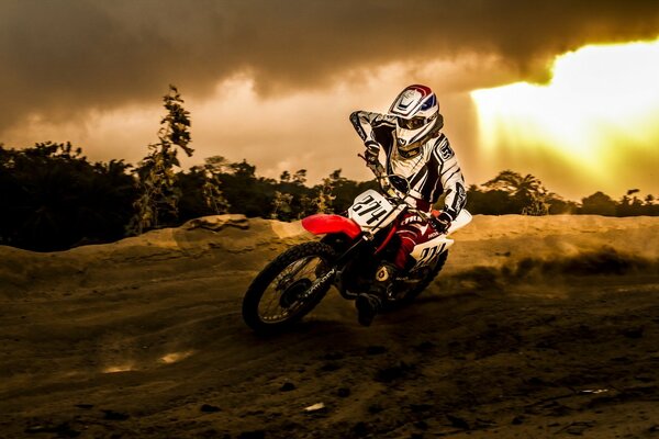 Wyścigi motocyklowe-Sport Dla odważnych mężczyzn