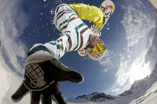 Snowboarder realiza un salto peligroso