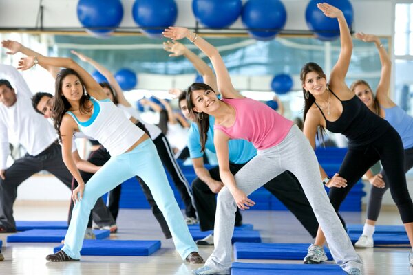 Schoolchildren are happy to exercise in the gym