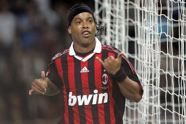 Ronaldinho pokazuje gest Shaqa