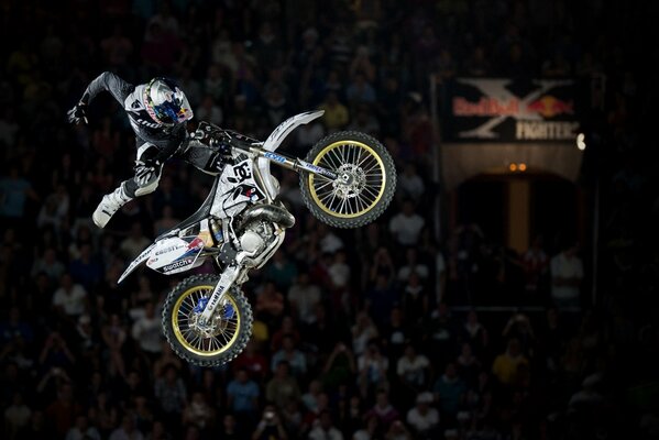 Moto salto en la arena del estadio