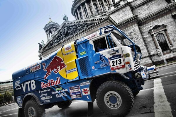 Voiture avec la publicité Red Bull et VTB