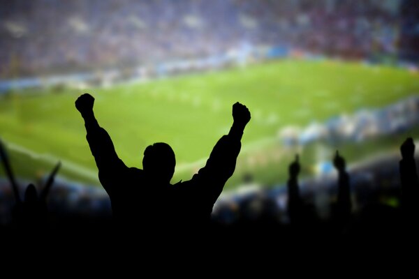 Silhouette eines Fans auf einem Fußballplatz