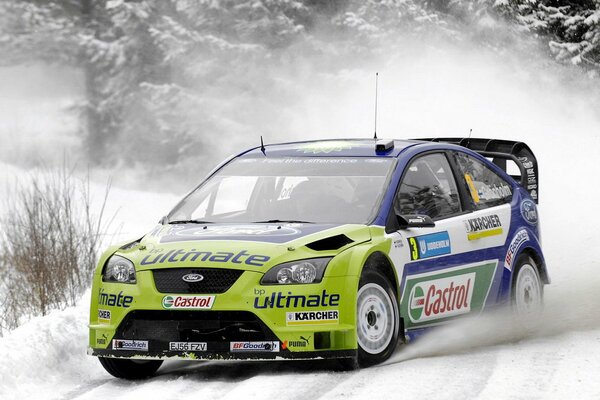 Racing Ford bei der Winter-Rallye