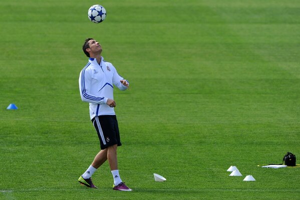 Der Fußballer wirft den Ball mit dem Kopf nicht ins Feld