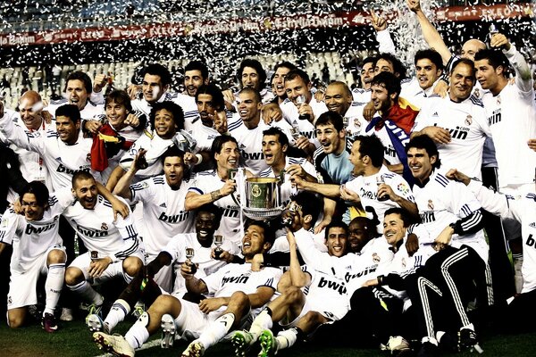 La squadra di calcio si rallegra della vittoria. Real Madrid