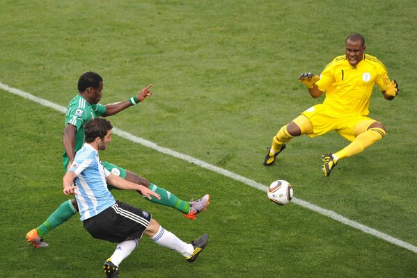 Tres futbolistas con la pelota en el campo. Copa del mundo