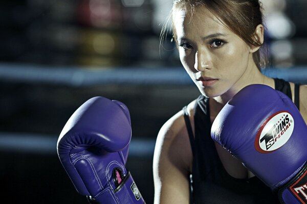 Ragazza boxer in guanti da baxer blu