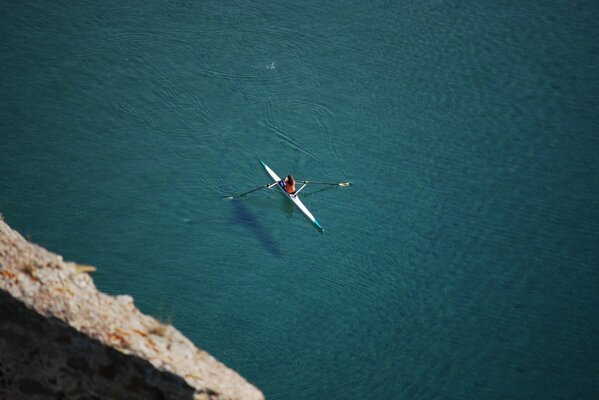 Aviron en eau libre par beau temps