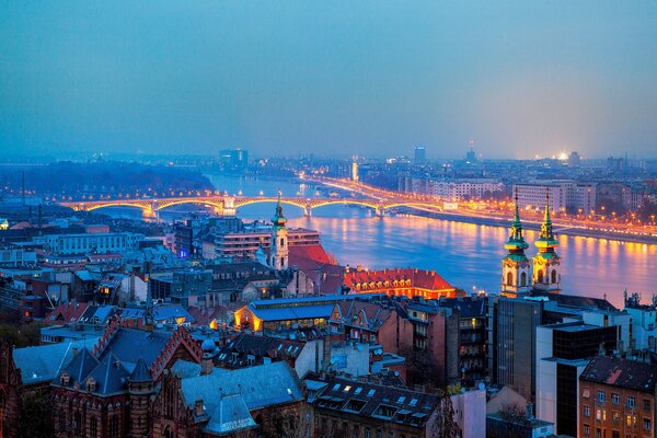 Wieczorna Panorama Budapesztu ze światłami