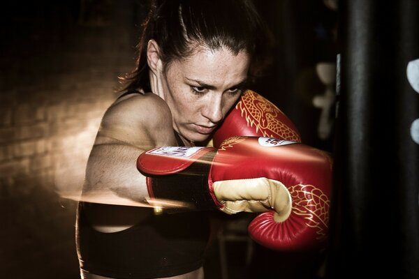 Ragazza in allenamento di boxe