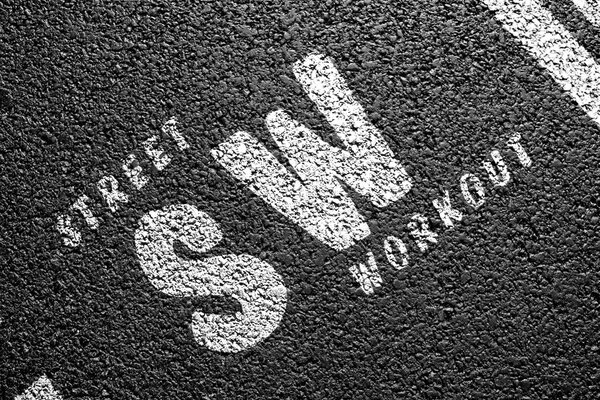 Das Street Workout -Logo auf dem Asphalt.