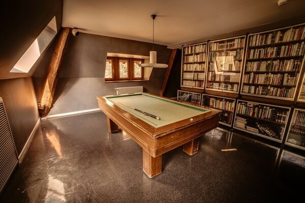 Table de billard sur fond de bibliothèques