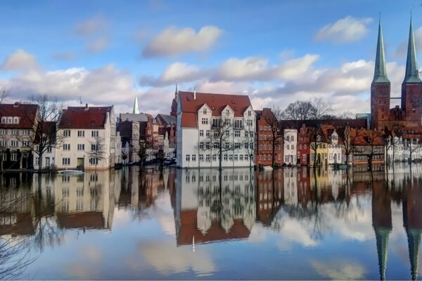 Europäische Häuser am Wasser