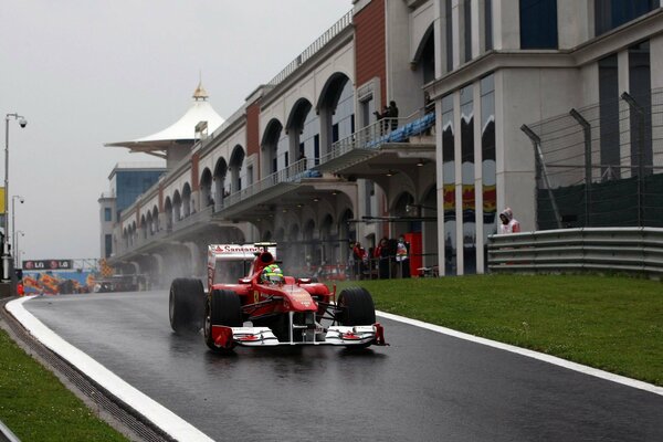 Ferrari rast in der Formel 1 auf nasser Fahrbahn