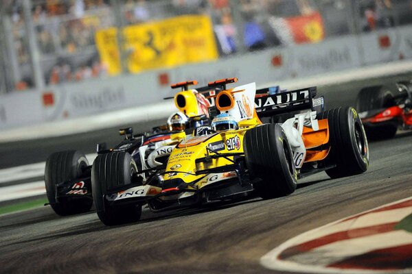 El coche amarillo en el circuito de fórmula 1 supera a sus rivales