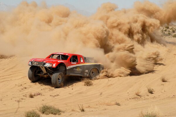 Accelerare attraverso la polvere al massimo nel deserto