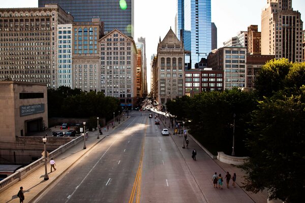 Grattacieli vicino alla strada di Chicago nel pomeriggio