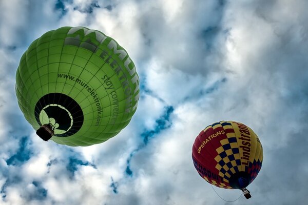 Ballons de sport sur fond de ciel