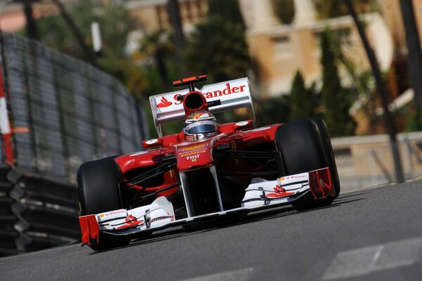 Fernando Alonso dans la Ferrari rouge 2011