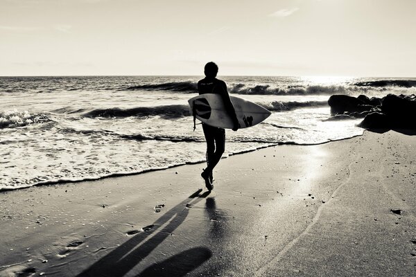 Huellas de surfistas en una playa de arena