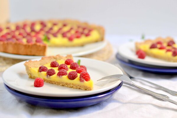 Tarte au citron aux framboises et aux feuilles de menthe