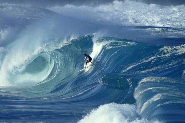 Ein einsamer Mann erobert riesige Wellen im Ozean