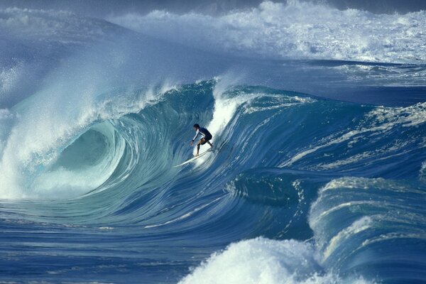 Homme solitaire conquiert d énormes vagues dans l océan