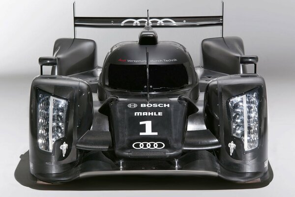 Luksusowy samochód wyścigowy audi R18, le mans