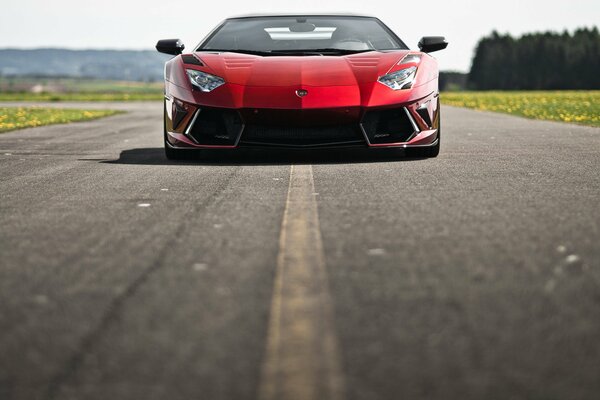 Lamborghini rojo en una tira sólida