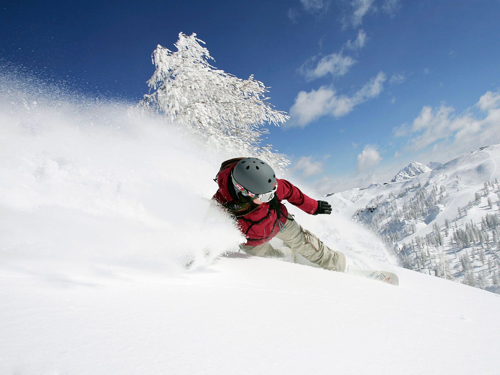 snowboard invierno montañas nieve descenso chica casco adrenalina