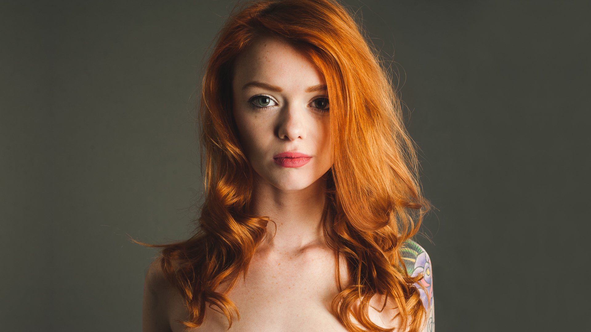 julie kennedy lass suicide girls têtes rouges fille modèle rousse regard lèvres tatouage