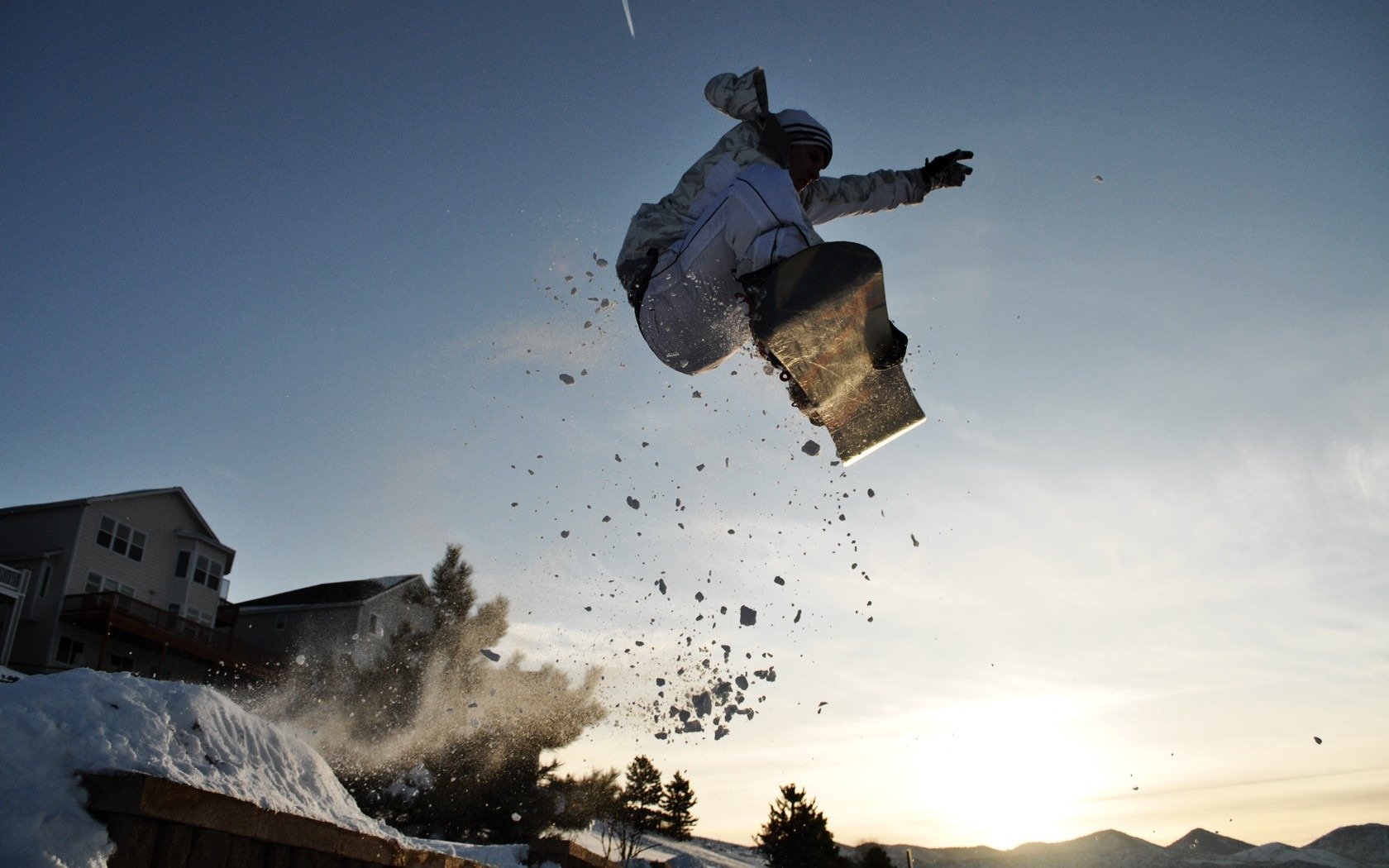 neve sole salto snowboarder montagna