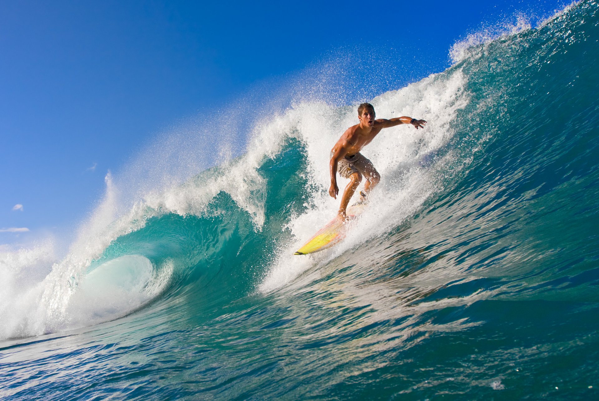 sport surfen im sommer wasser meer ozean jungen sommer wellen