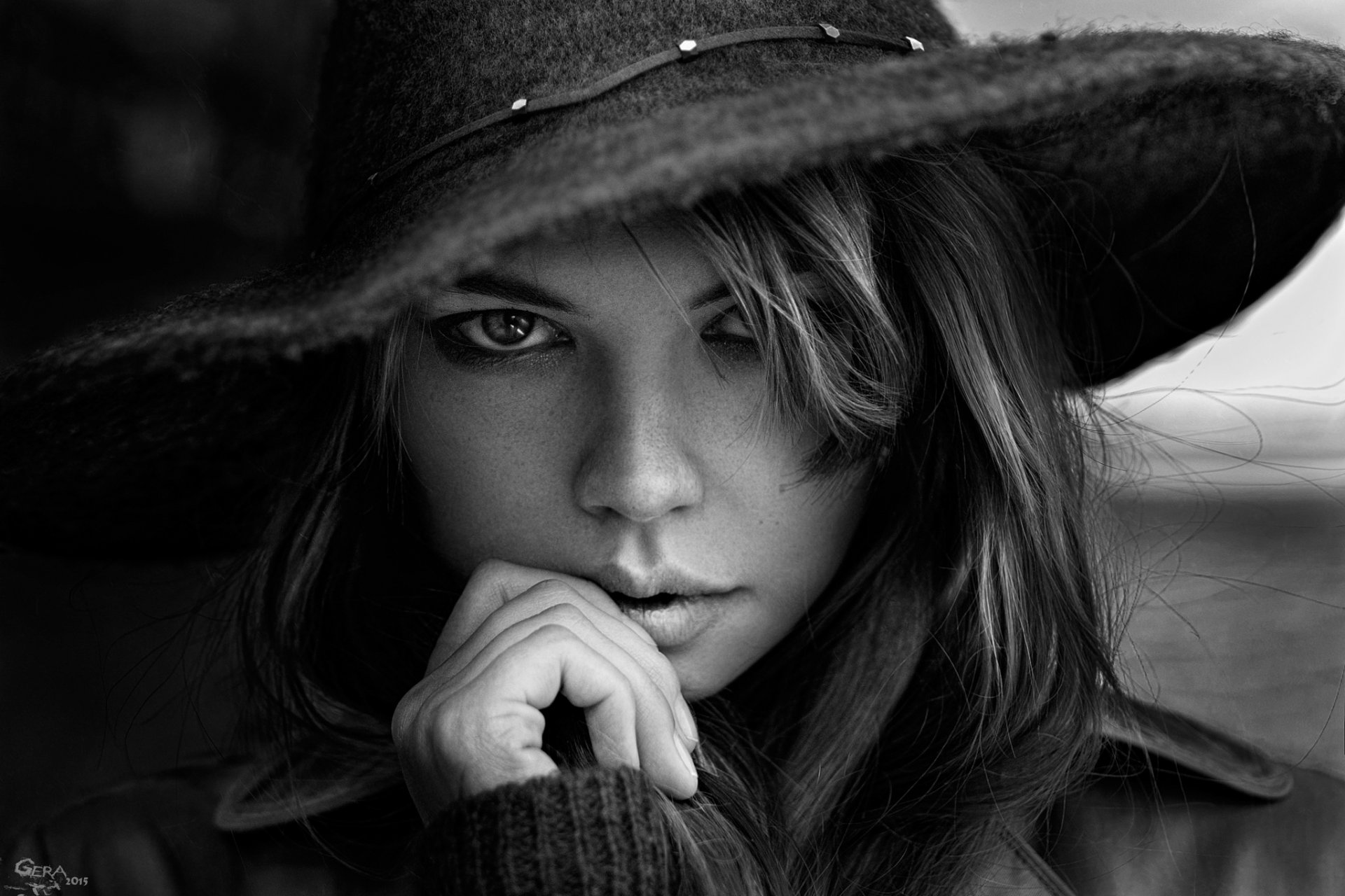 chica retrato cara sombrero by georgy chernyadyev