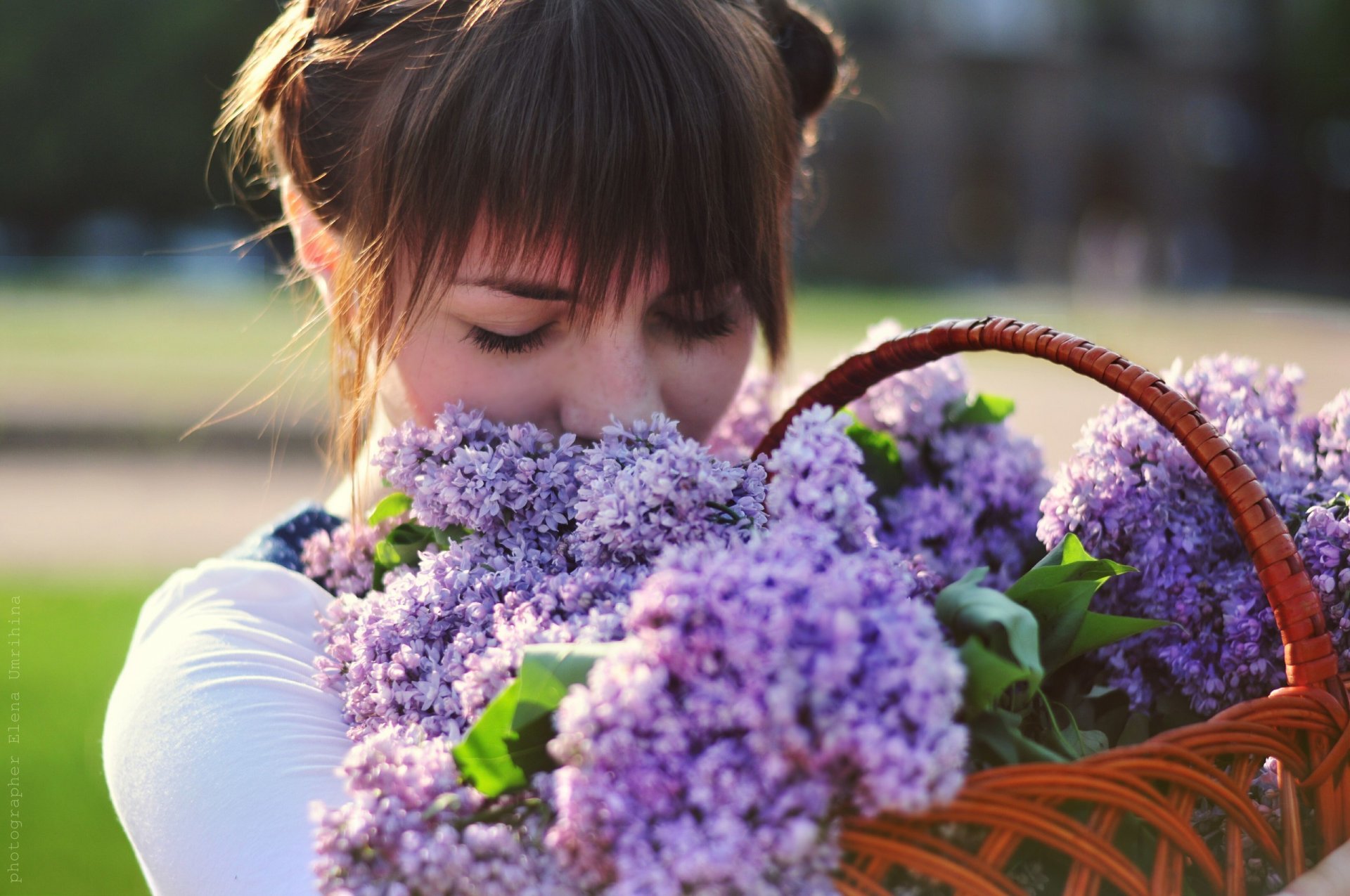 elena umrihina photos photographer girl flowers basket