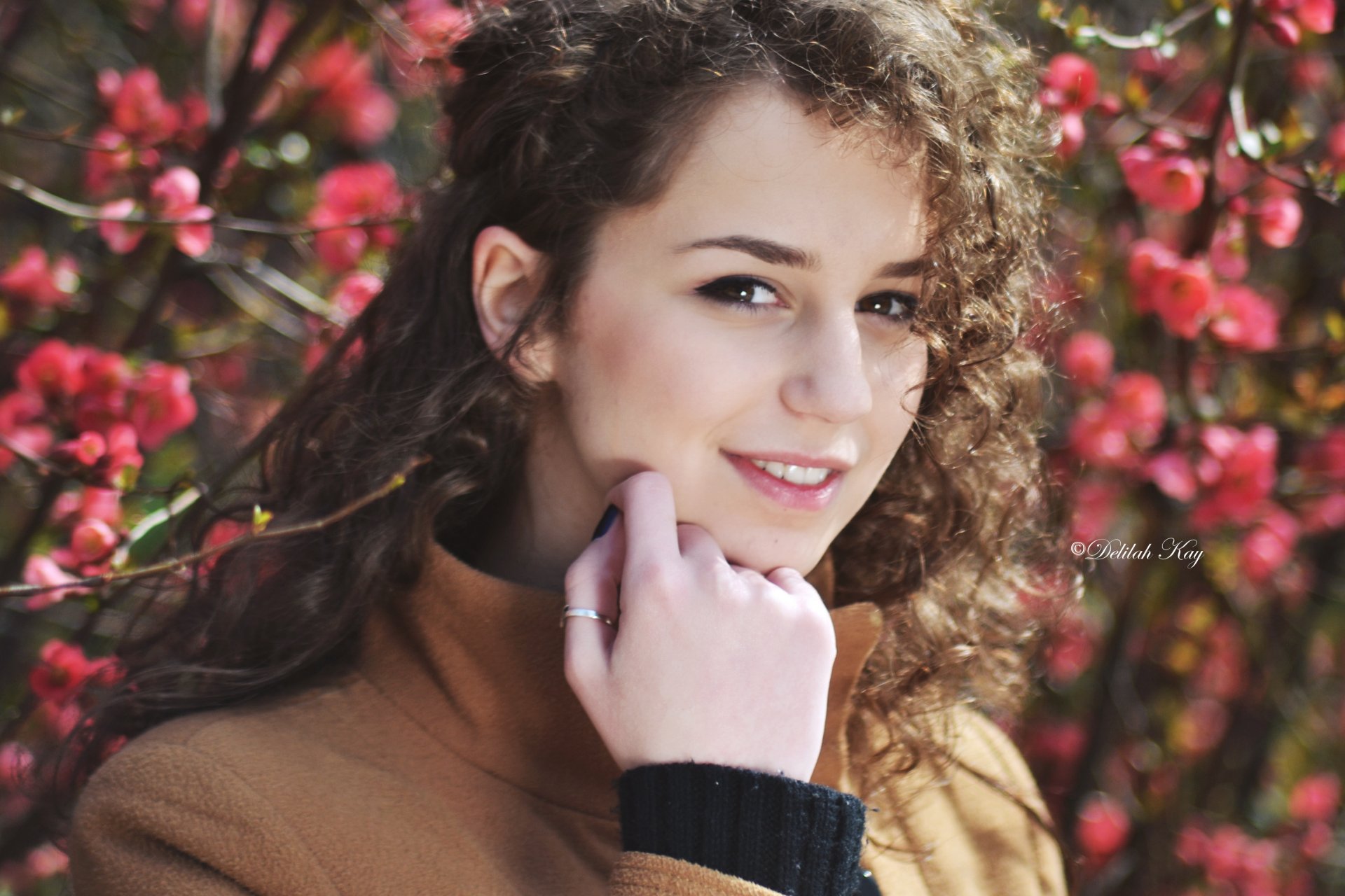 fille aux yeux bruns brune regard anneau boucles fleurs printemps branches