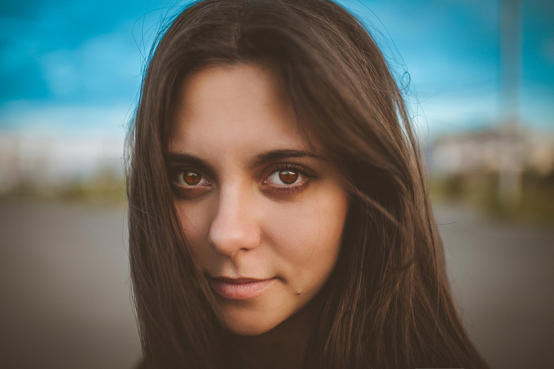 brown-eyed portrait bokeh