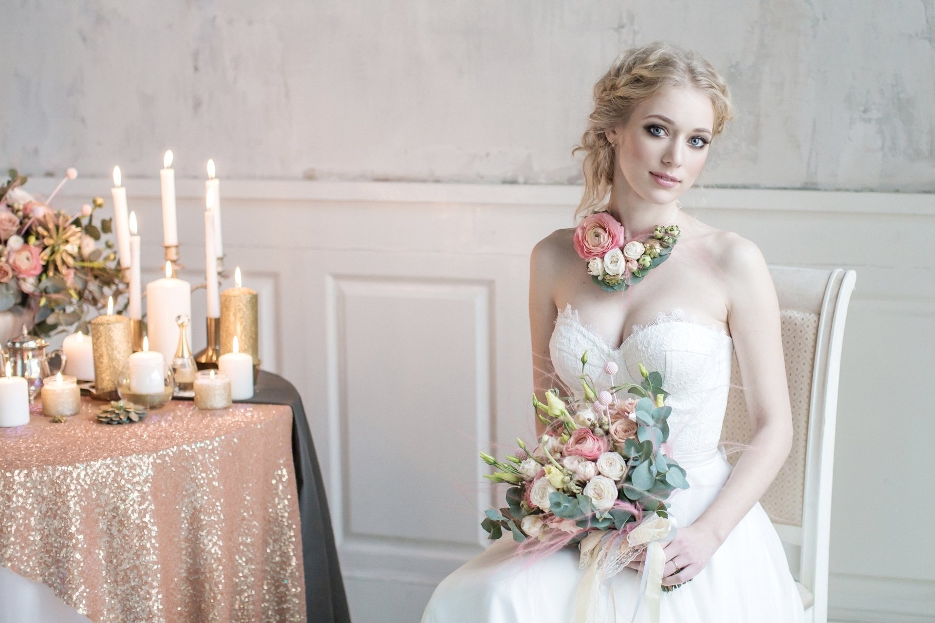 blonde bouquet robe sourire bougies