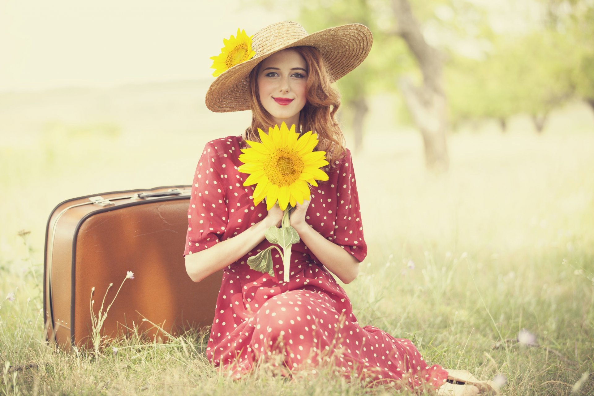 fille rousse robe pose regard sourire nature