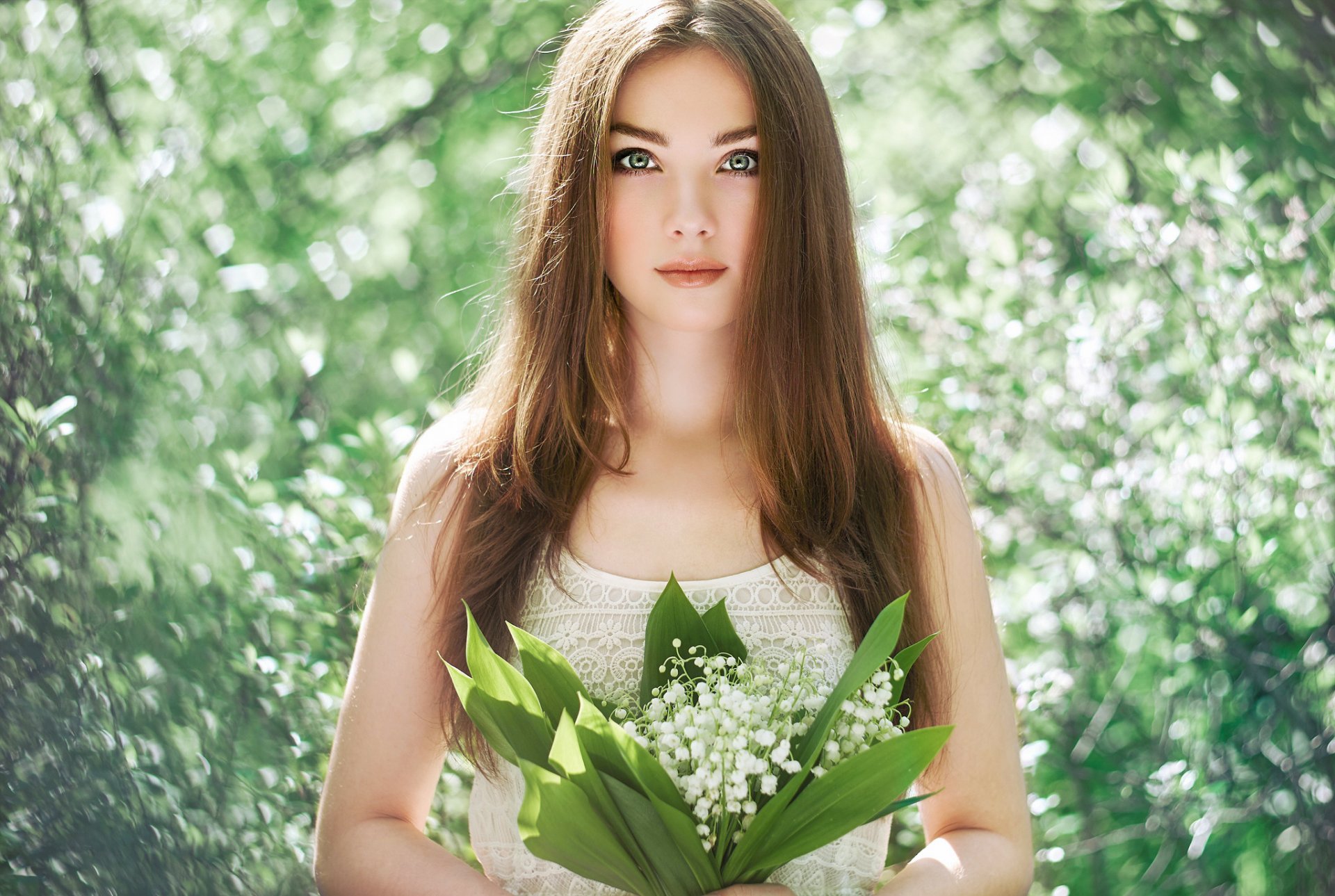 viso occhi capelli sguardo. bouquet mughetti sfondo