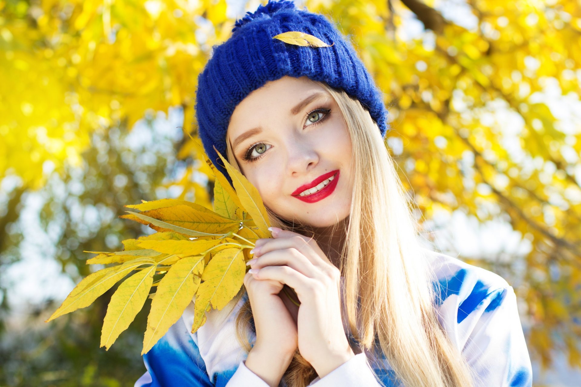 dziewczyna blondynka liście czapka spojrzenie uśmiech