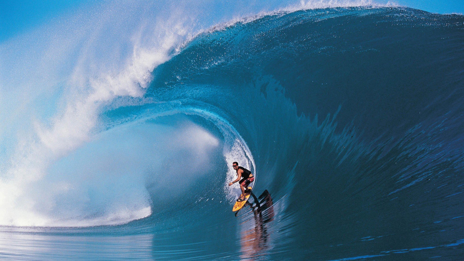 tahitian wave surfing