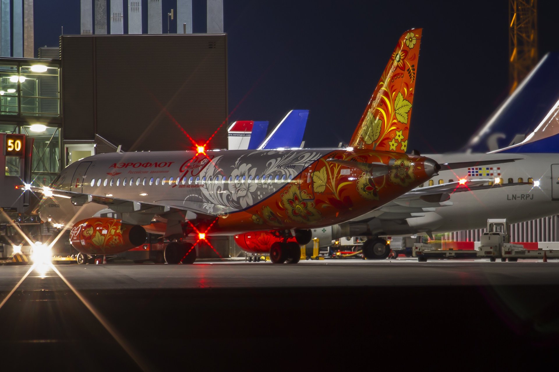 nacht aeroflot flugzeug lichter färbung flughafen