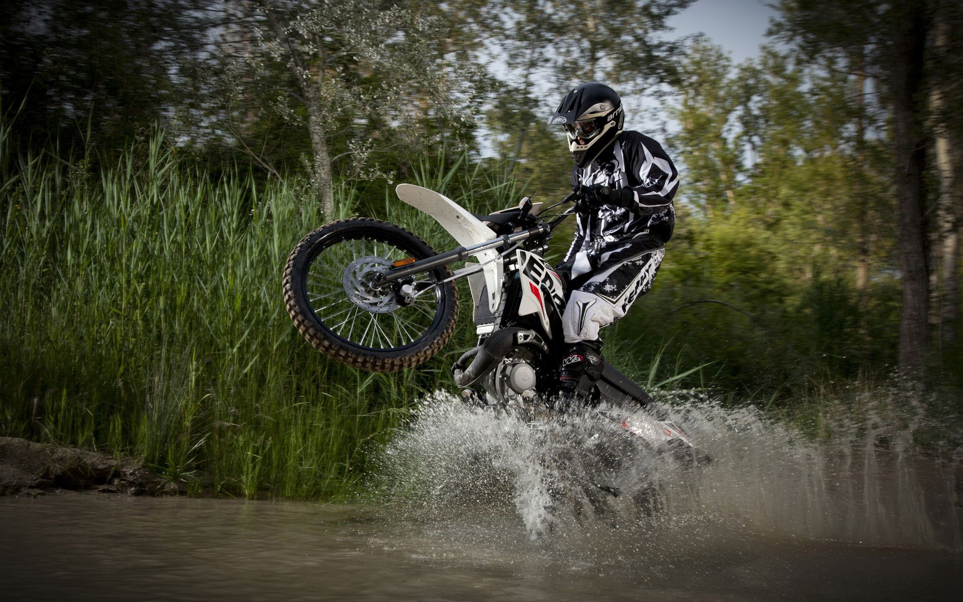 sport moto moto acqua spruzzi derbi