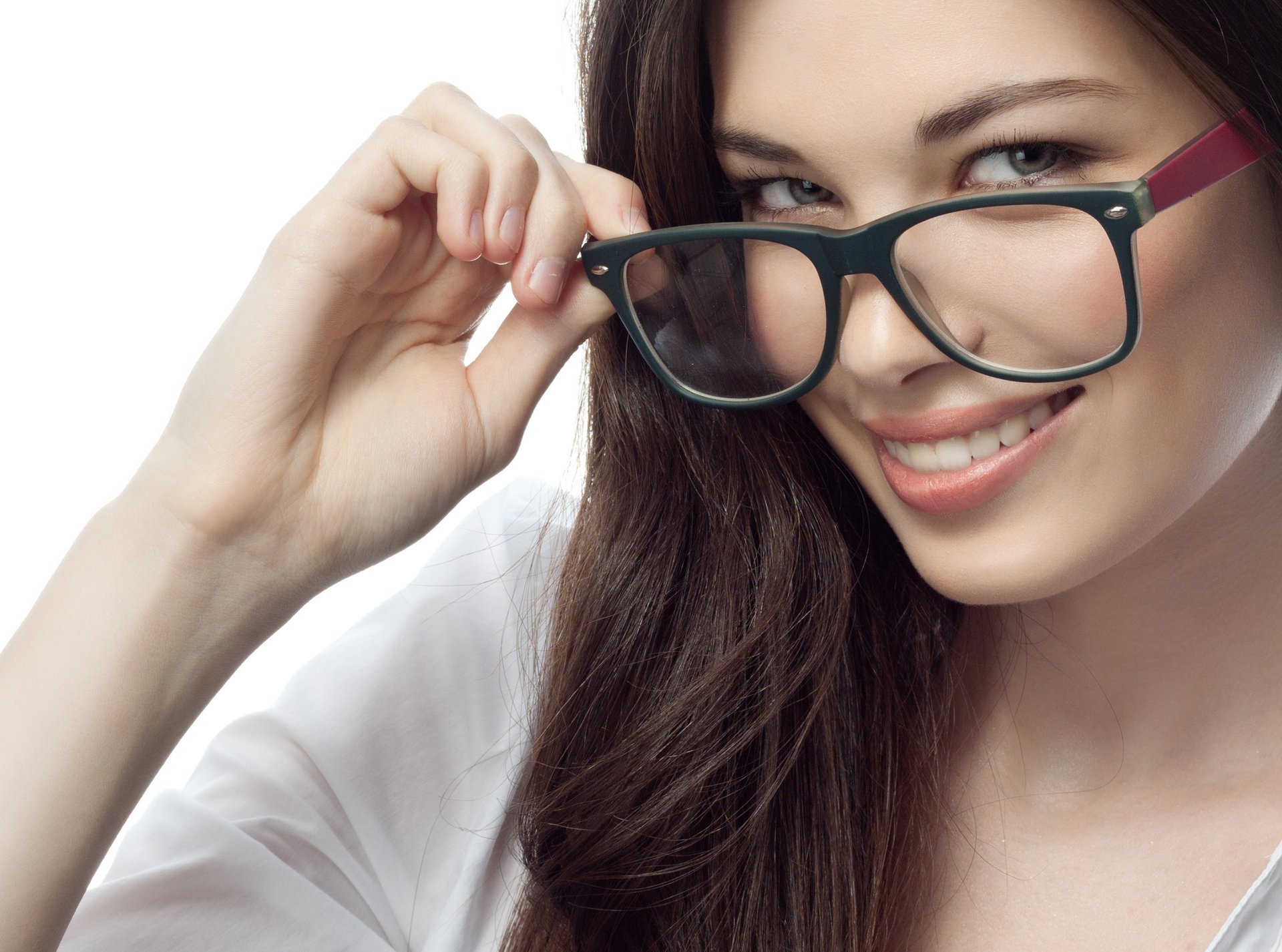 ragazza sguardo sorriso occhiali capelli sfondo