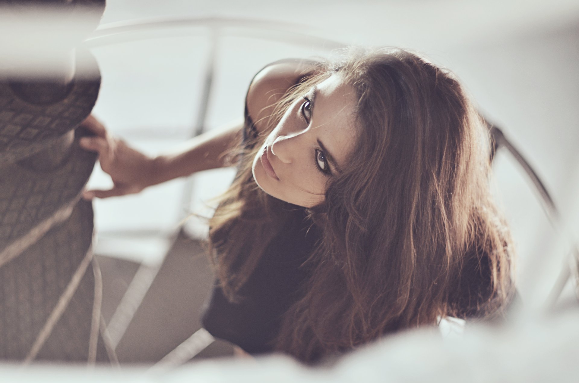 ragazza dai capelli neri trucco sguardo