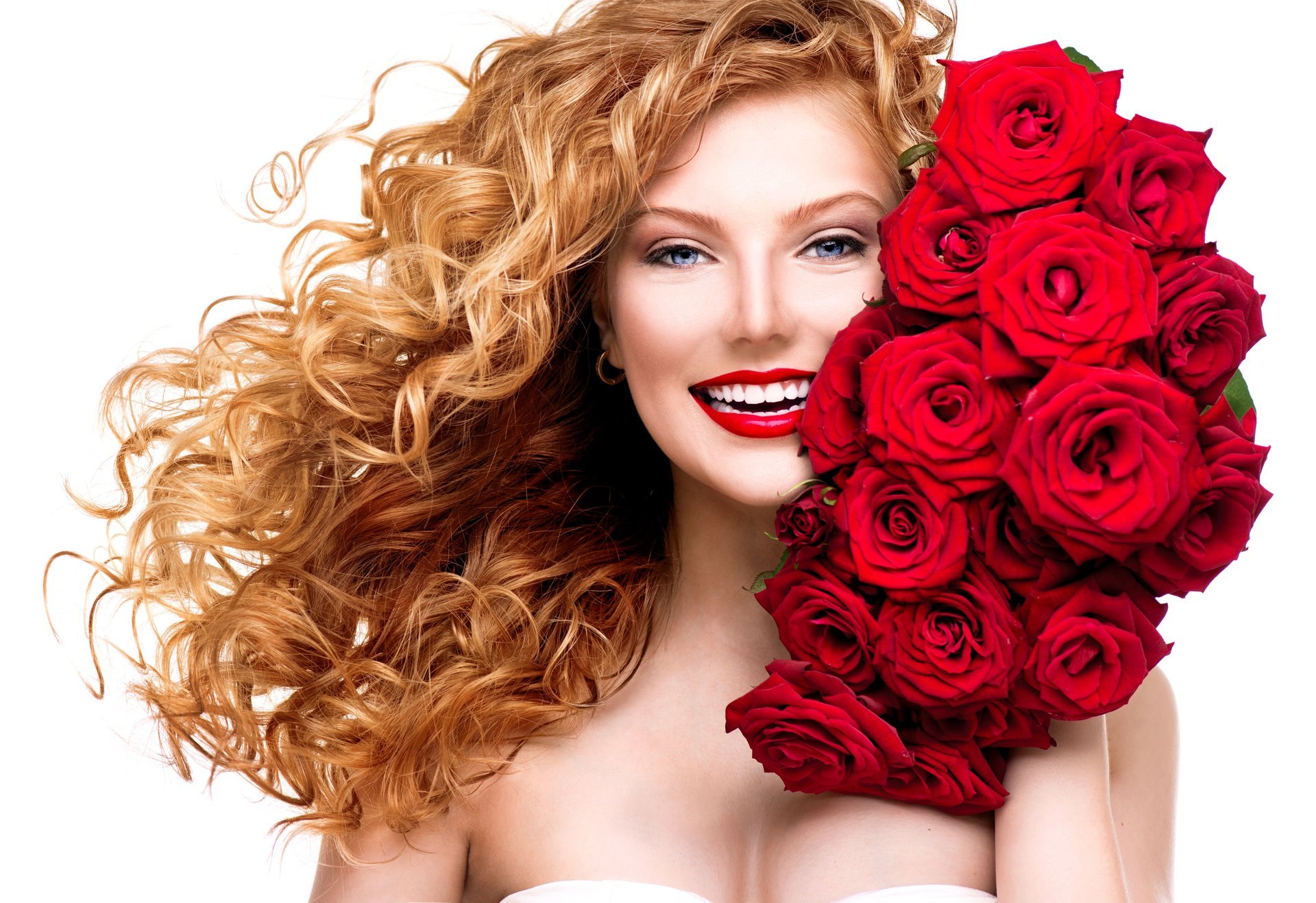 fille rousse boucles maquillage lèvres rouges sourire bouquet de fleurs roses