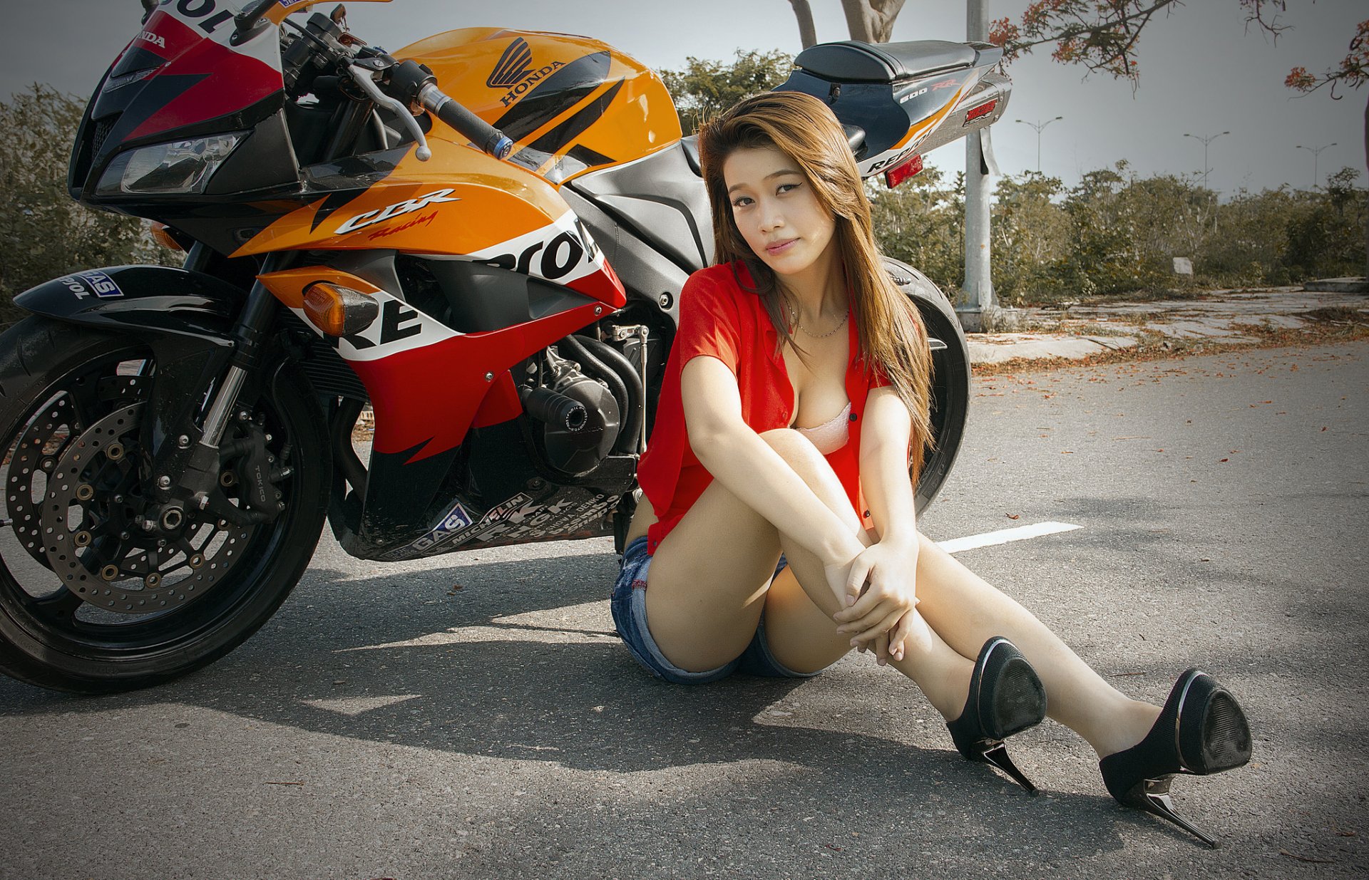 chica asiático pose mirada motocicleta