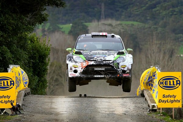 Voiture sur la piste de course de rallye